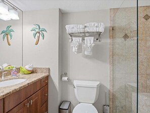 Bathtub, hair dryer, towels - Waterfront 2BR condo in Marco Island with pool, WiFi, and marina access. (Marco Island)