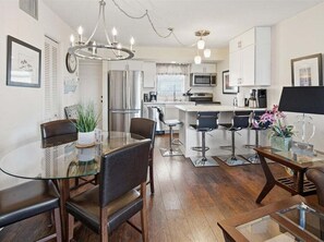 Dining - Waterfront 1BR condo in Marco Island with pool, marina access, and WiFi. (Marco Island)