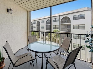 Outdoor dining - Waterfront 1BR condo in Marco Island with pool, marina, and WiFi. (Marco Island)