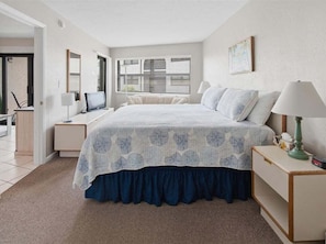 1 bedroom, iron/ironing board, free WiFi, bed sheets - Waterfront 1BR condo in Marco Island with pool, marina, and WiFi. (Marco Island)