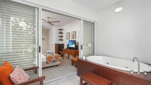 2 bedrooms, iron/ironing board, free WiFi, bed sheets - 5313 CORAL SUITE BEACH CLUB (Cairns)