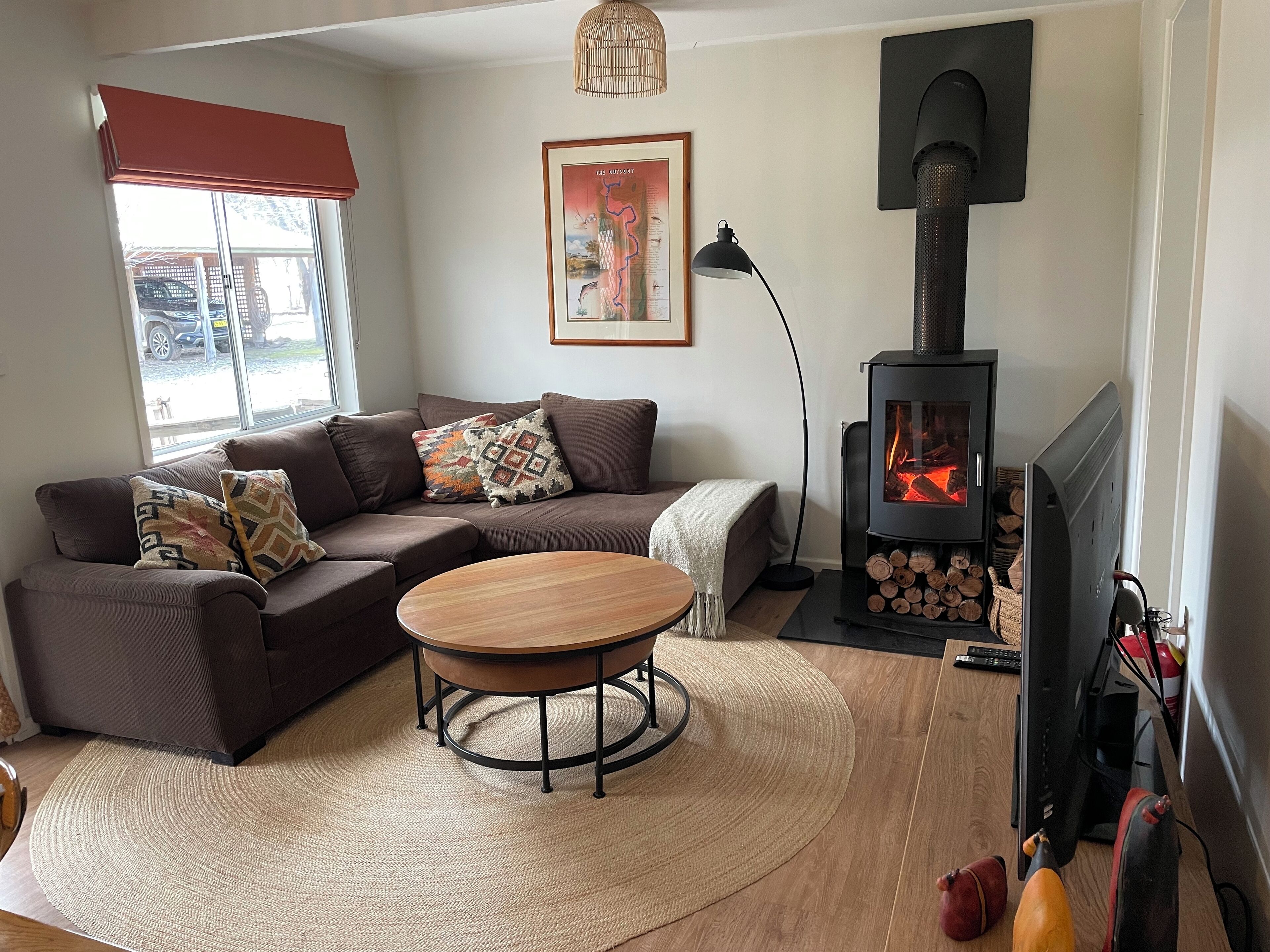 Älytelevisio, takka, DVD-soitin, kirjoja