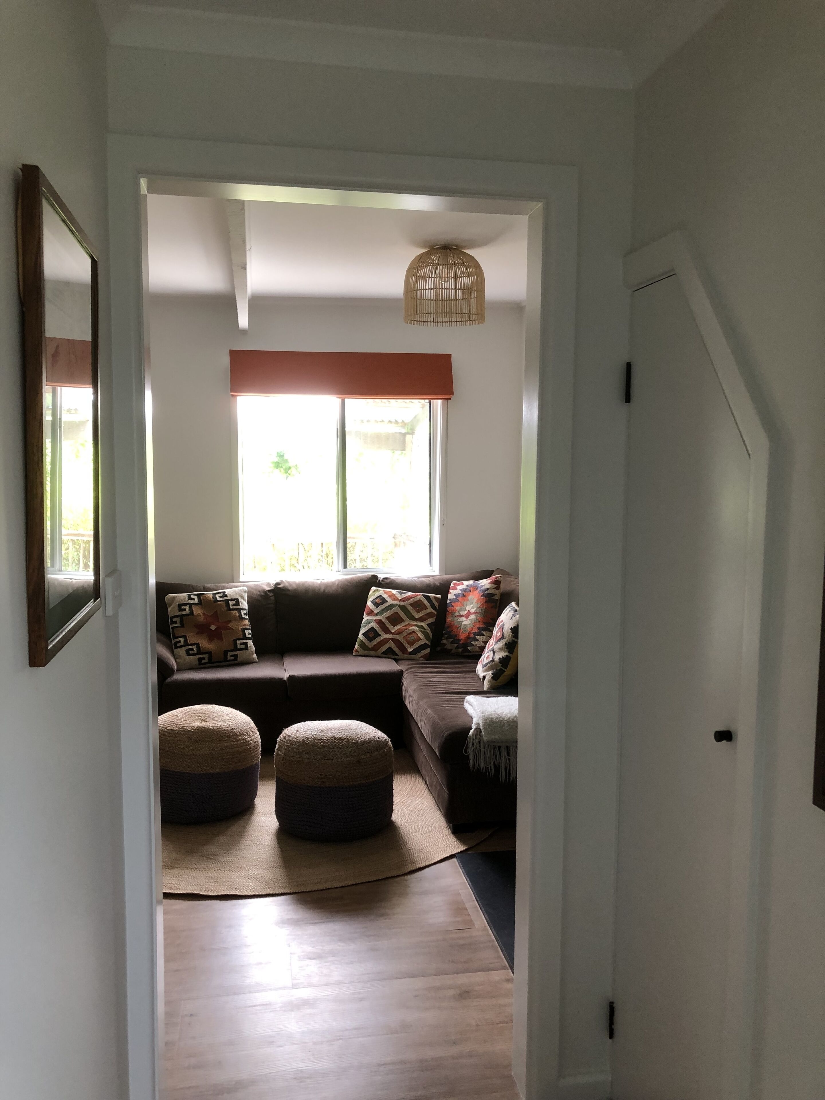 Smart TV, chimenea, reproductor de DVD y libros 