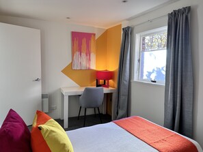 2 habitaciones, escritorio, tabla de planchar con plancha y wifi gratis 