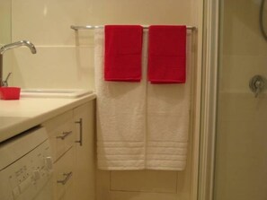Amenidades de baño ecológicas, secadora de cabello, toallas, jabón 