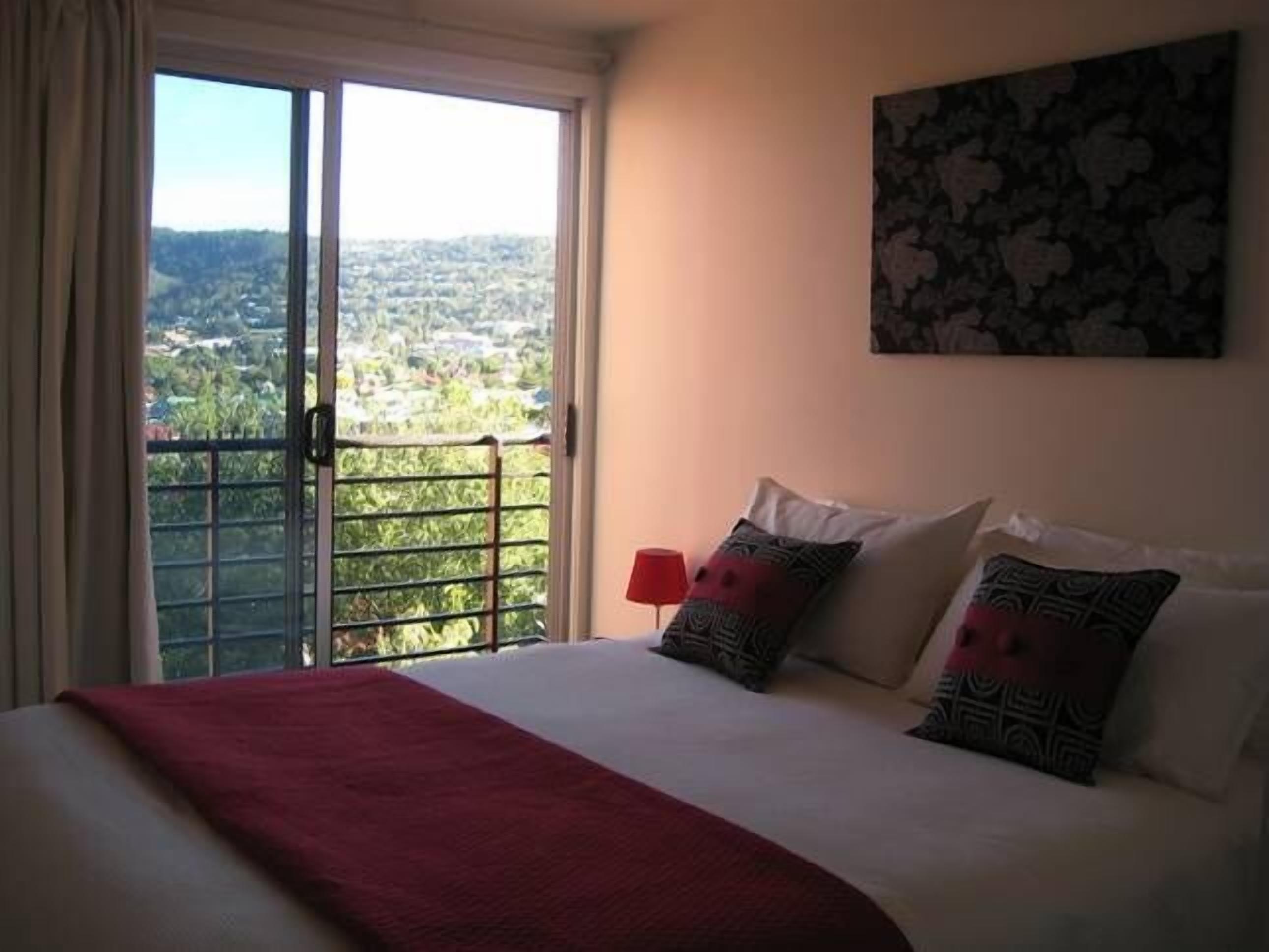 Red Door Apartment + 2 beds + WIFI + Water views