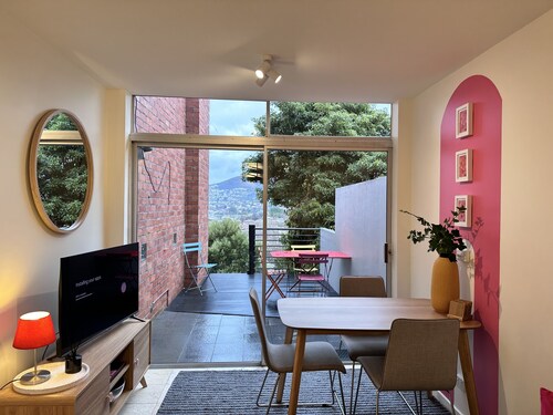 Red Door Apartment + 2 beds + Water views + Free WIFI