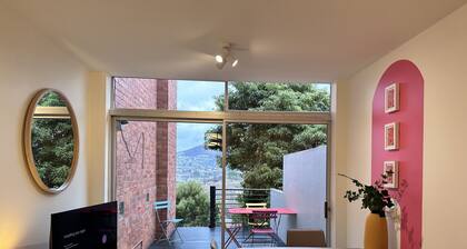 Red Door Apartment + 2 beds + Water views + Free WIFI