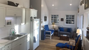 Un espacio habitable compacto con cocina, comedor y zona de estar.