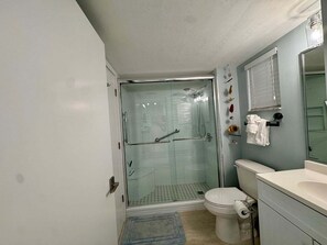 Bathtub, hair dryer, towels - Waterfront 1BR condo in Marco Island with pool, WiFi & marina access. (Marco Island)