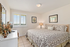 1 bedroom, iron/ironing board, free WiFi, bed sheets - Beachfront 1BR Apollo condo with pool, WiFi, and Marco Island views. (Marco Island)
