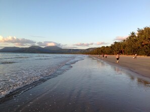 Beach nearby, sun-loungers, beach towels - Hanalei Beach House, 3min walk  to Beach, Private Heated Pool! (Port Douglas)