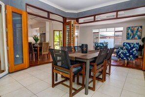 Dining - Hanalei Beach House, 3min walk  to Beach, Private Heated Pool! (Port Douglas)