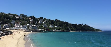 Una spiaggia nelle vicinanze