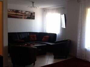 Televisie, een dvd-speler en boeken