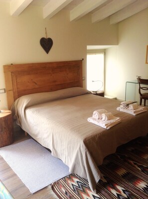 4 bedrooms, desk, iron/ironing board, travel crib