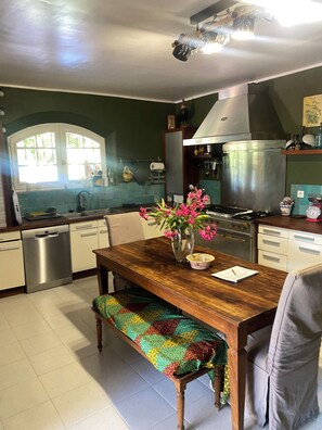 Een koelkast, een microgolfoven, een oven, een kookplaat