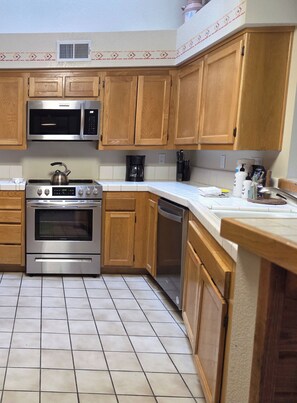 Coffee/tea maker, fridge, microwave, oven