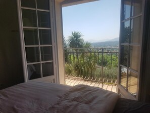 4 عدّة غرف نوم ومكواة/لوح كي وواي فاي وملاءات أسرّة