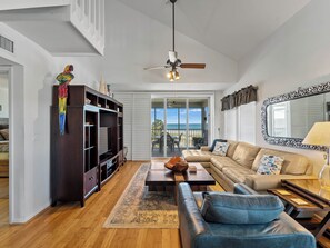 Een televisie, een dvd-speler en een stereo