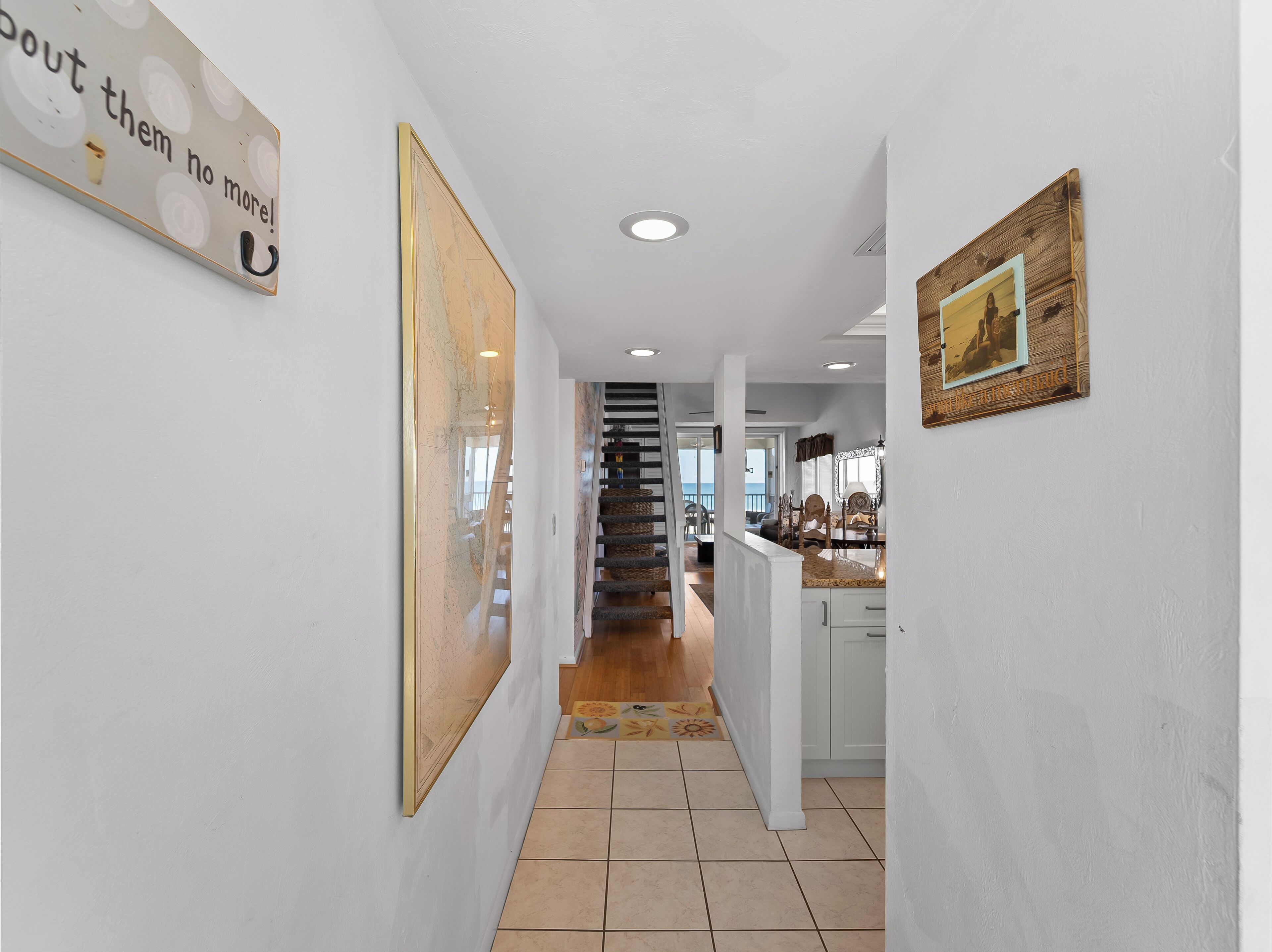 Un couloir doté d’un sol en marbre, d’un escalier et d’un coin repas offrant une vue agréable.