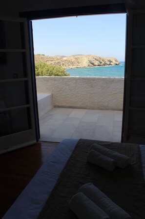 3 bedrooms, desk, iron/ironing board, travel cot