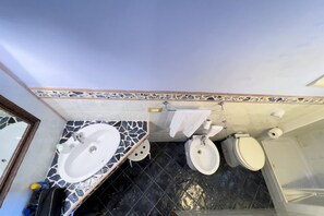 Douche, sĂšche-cheveux, bidet, serviettes fournies