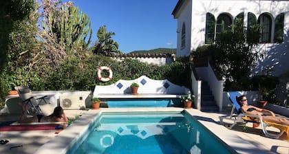 Rustikale Villa in einem ummauerten Garten am Strand in der Nähe von Tarifa mit beheiztem Pool. .