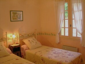3 bedrooms, iron/ironing board, WiFi, bed sheets