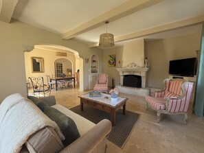 Televisio, takka, DVD-soitin, pöytätennispöytä