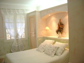 3 habitaciones, tabla de planchar con plancha y cuna de viaje 