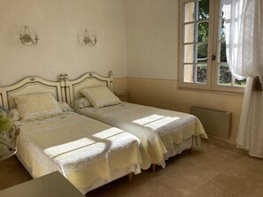 3 chambres, fer et planche à repasser, Wi-Fi, draps fournis