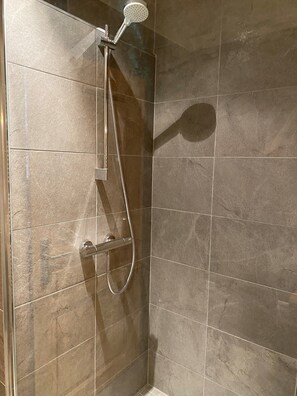 Douche, sèche-cheveux, savon, papier toilette