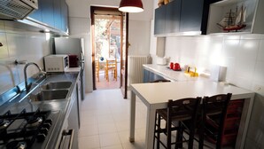 Coffee/tea maker, fridge, microwave, oven - Beautiful villa overlooking the sea in the Maremma National Park (Talamone)