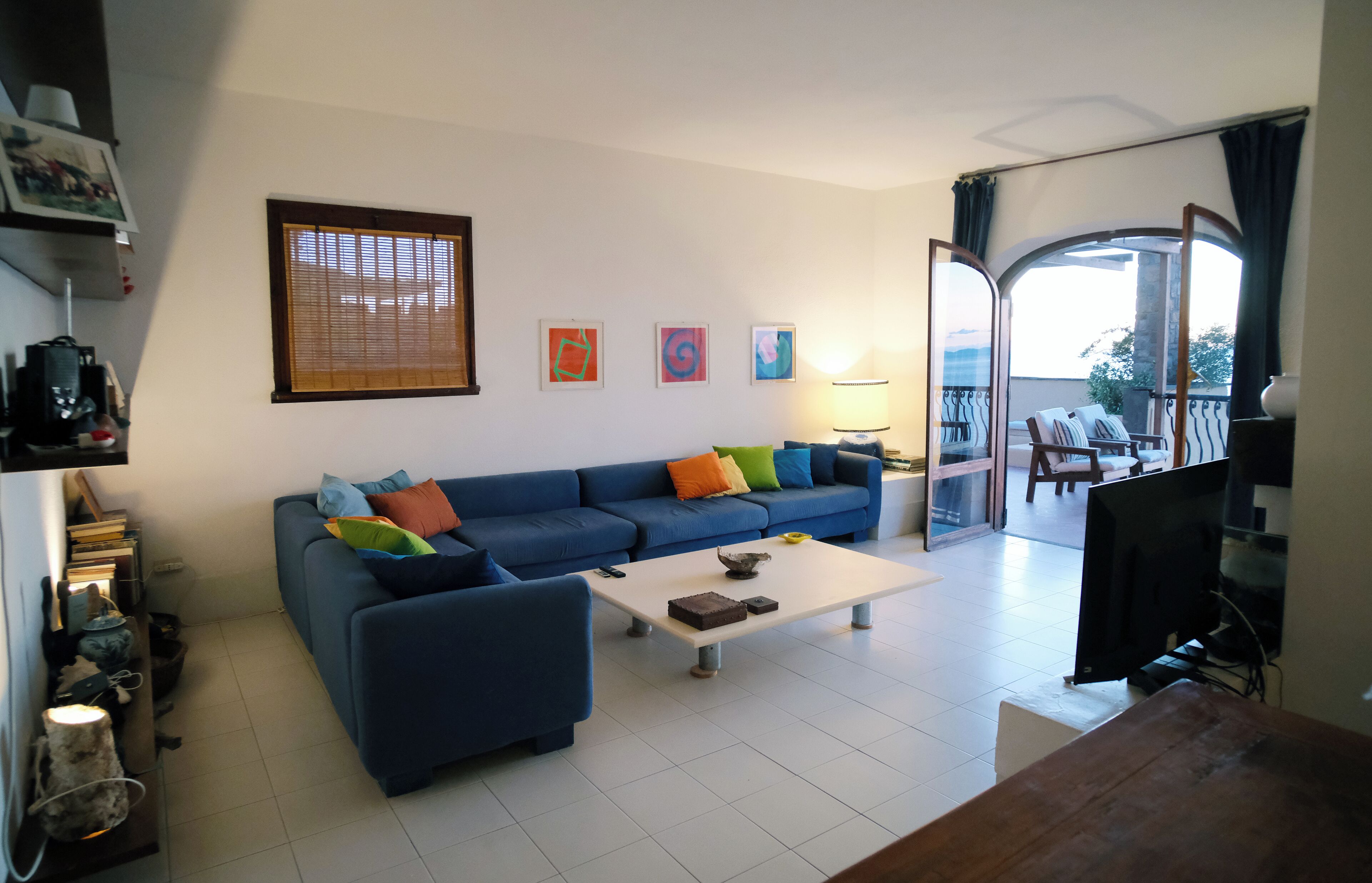 Smart TV, DVD player, books, stereo