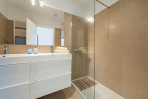 Combined shower/bathtub, hair dryer, towels, soap
