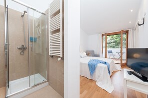 6 chambres, bureau, fer et planche à repasser, accès au Wi-Fi (inclus)