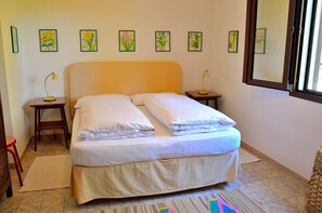 2 chambres, coffres-forts dans les chambres, fer et planche à repasser