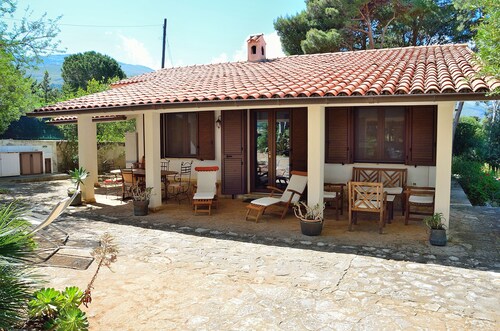 Charming villa which guarantees tranquillity and privacy with private access to the beach (with cliffs)