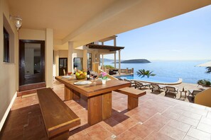 Outdoor dining - Seafront Mediterranean Villa. 5 Min walk to Beach & Jacuzzi (Cala Vinyes)