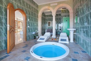 Spa - Seafront Mediterranean Villa. 5 Min walk to Beach & Jacuzzi (Cala Vinyes)