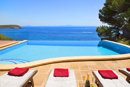 Seafront Mediterranean Villa. 5 Min walk to Beach & Jacuzzi