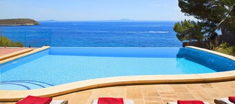 Seafront Mediterranean Villa. 5 Min walk to Beach & Jacuzzi