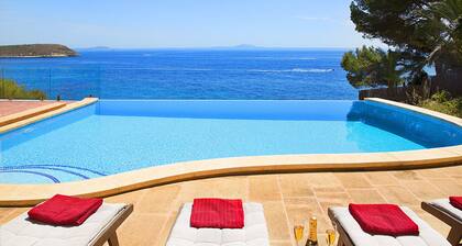 Seafront Mediterranean Villa. 5 Min walk to Beach & Jacuzzi