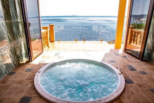Outdoor spa tub