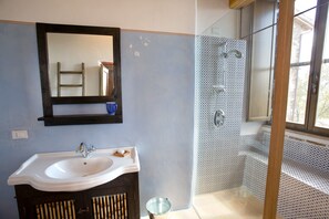 Shower, hair dryer, bidet, towels - Last minute offer July / August in High quality Villa with private pool in Umbria (Spoleto)