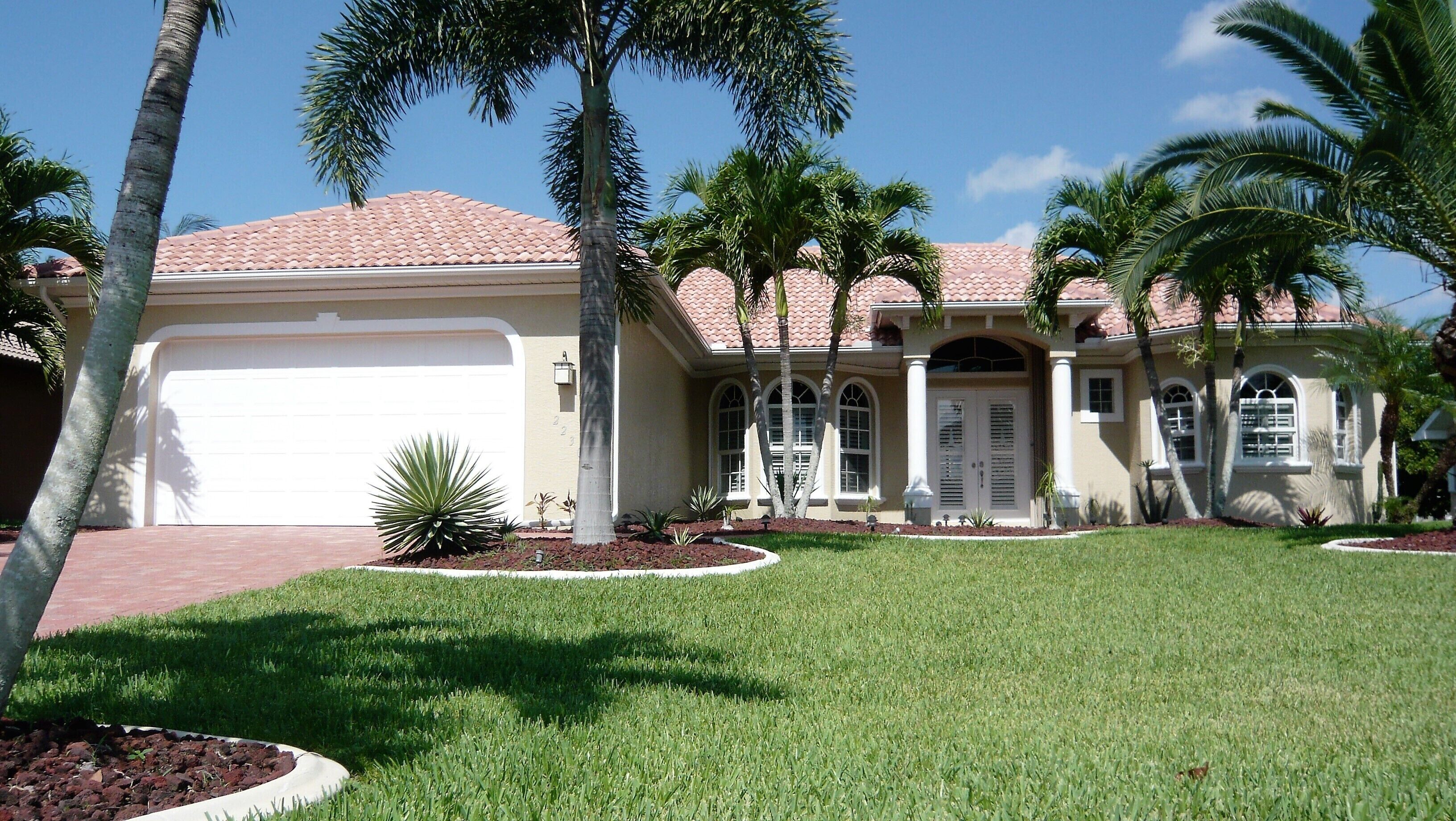 Villa'Cape Florida 'with heated pool / spa on a wide Gulf access canal