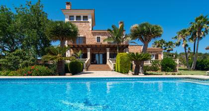 Luxury villa 330m2,pool, free WIFI, lerge garden and love