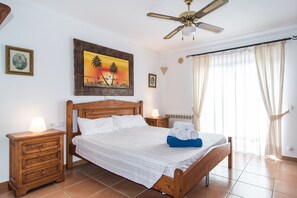 5 chambres, coffres-forts dans les chambres, fer et planche à repasser