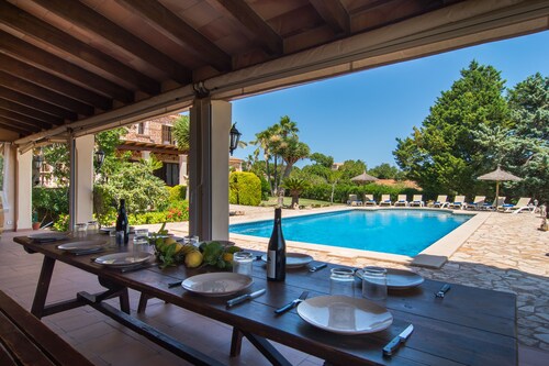 Luxury villa 330m2,pool, free WIFI, lerge garden and love